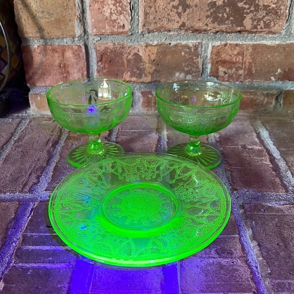 Vtg Anchor Hocking Depression Glass Cameo Plates and Sherbert/Dessert Cups - Picture 1 of 7